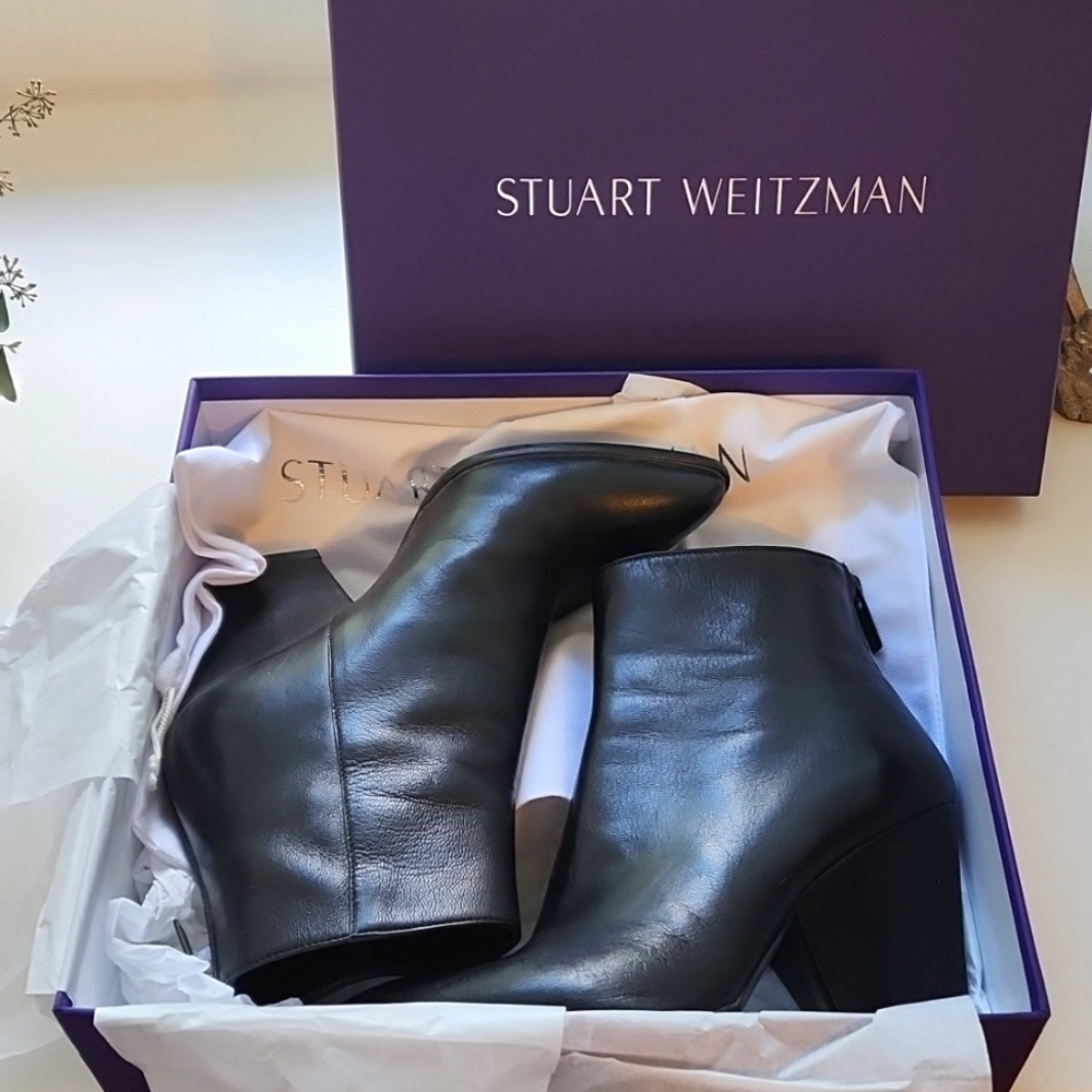 Stuart Weitzman black leather bootie sz 7